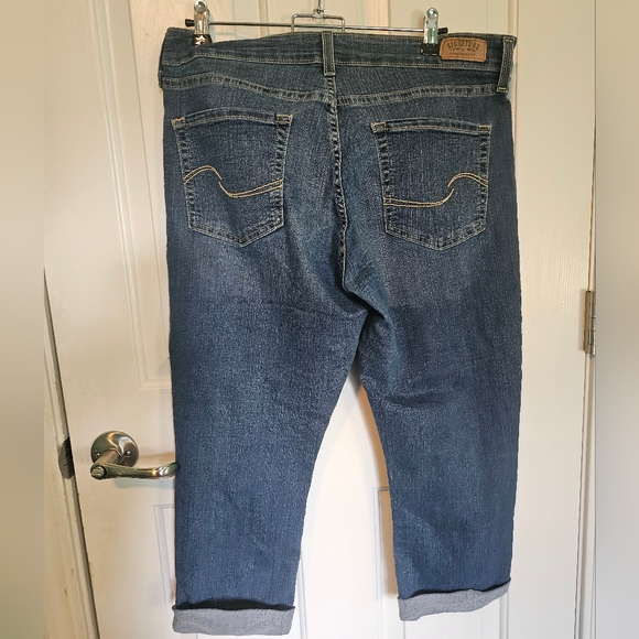 Levi's Classic Blue Women's Modern Capri Jeans Sz 16 - Picture 6 of 9